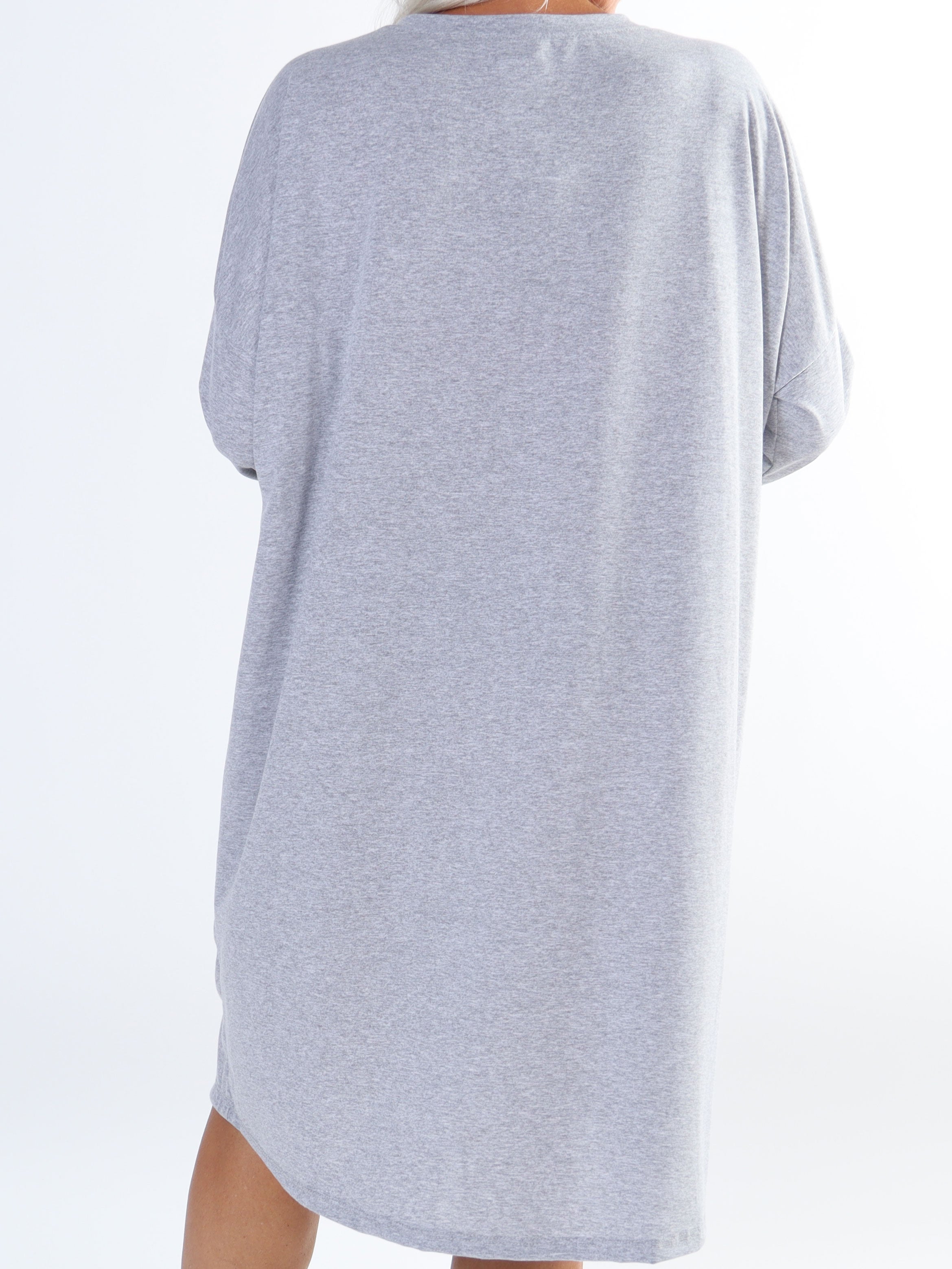 Amal - Lång plus size klänning i bomull med tryck framtill